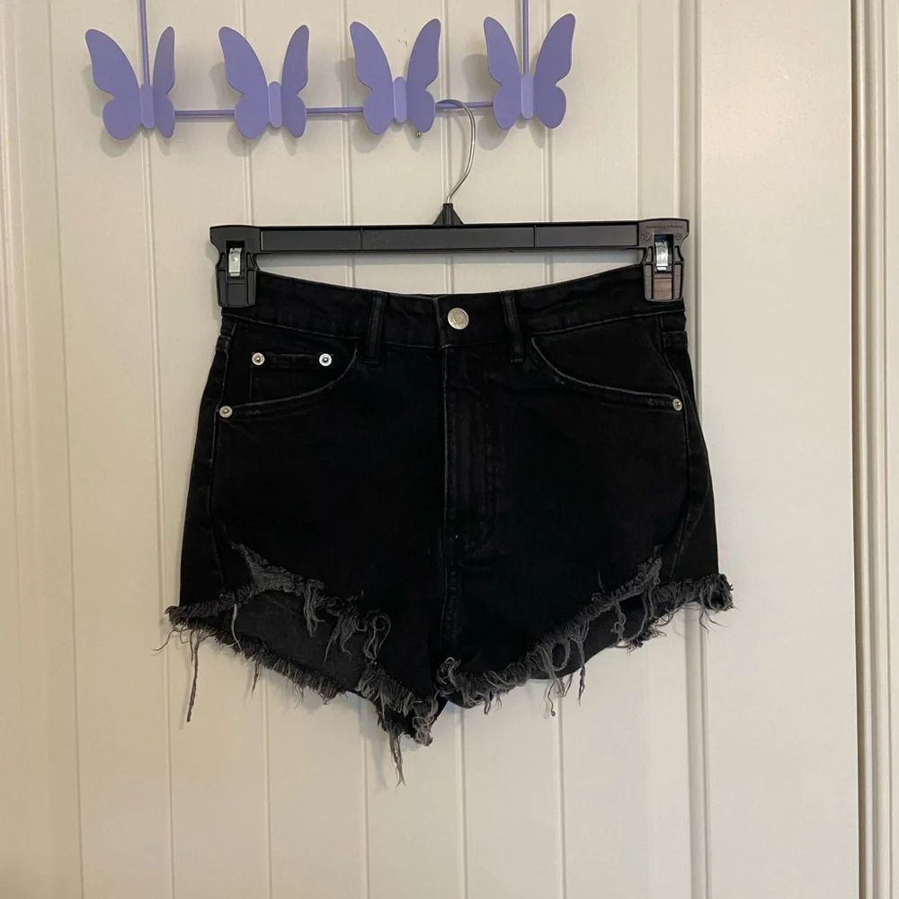 EUC | ZARA women’s black denim high rise distressed shorts — size 4